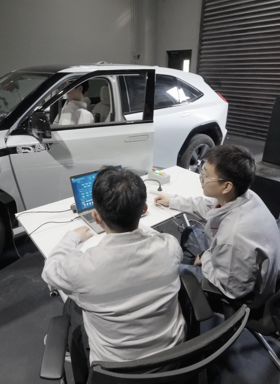 新質(zhì)生產(chǎn)力 職業(yè)新觀察丨智能網(wǎng)聯(lián)汽車測試員如何給智能網(wǎng)聯(lián)汽車“把脈問診”？(圖3)